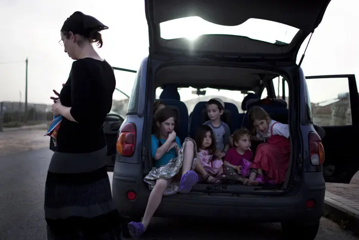 ילדים יושבים בתא המטען של הרכב המשפחתי בברוכין שבשומרון