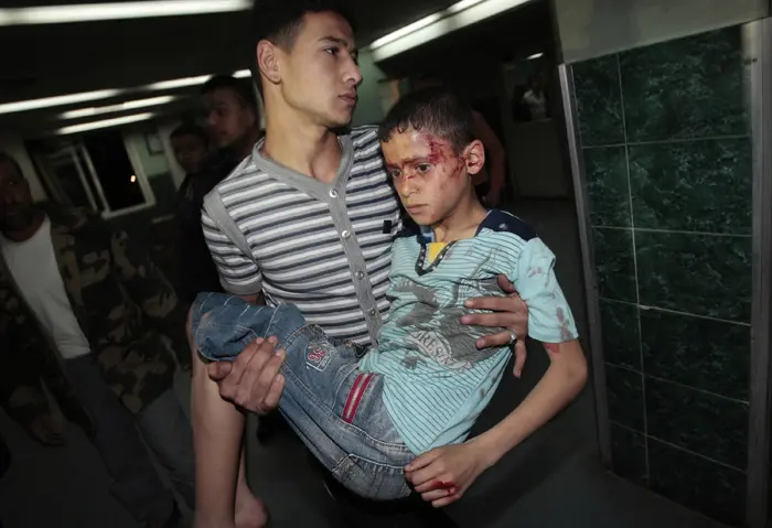 ילד פלסטיני שנפצע בתקיפת צה"ל בעזה מובל לבית החולים