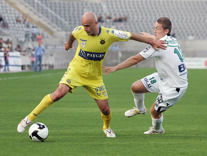 בעונה שעברה הוא ייעץ לאלישע לוי לפני המשחק של חיפה מול אקטובה. גורמן, מימין