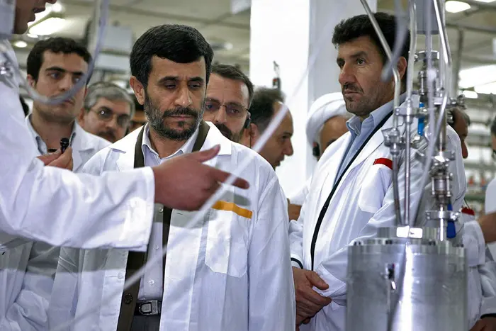 "לא אתפלא לגלות שהאטום האיראני זה בעצם ספין אחד גדול". אחמדיניג'אד מסייר במתקן גרעין