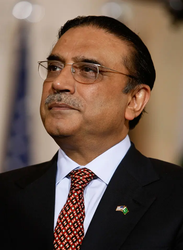 פקיסטן מכחישה כי היא מגינה על בכירי אל קאעדה. נשיא פקיסטן עלי זרדרי