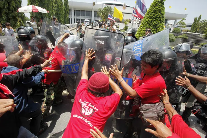 עימותים בין מפגינים למשטרה מחוץ למתחם הפרלמנט בבנגקוק