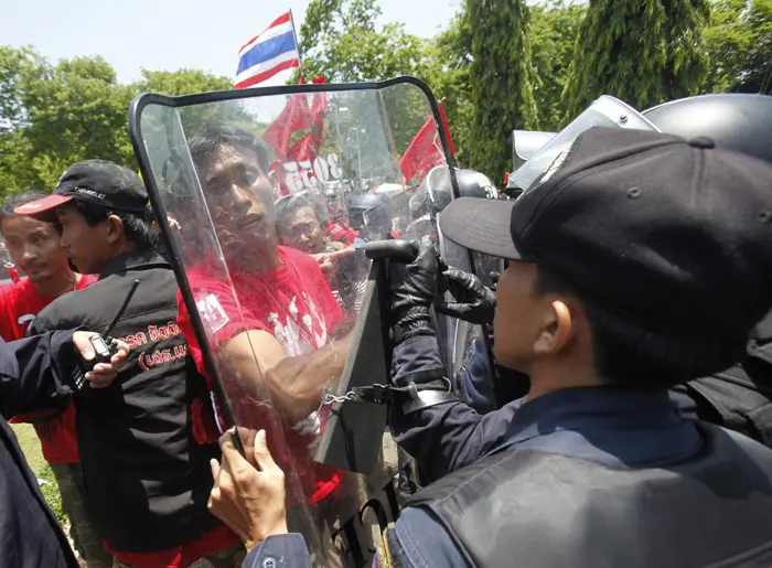 מאות ממפגיני "החולצות האדומות" פרצו את דרכם לבנייני הממשל