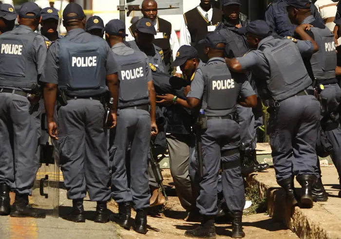 אחד החשודים ברצח מנהיג הימין הקיצוני בדרום אפריקה מובא לבית משפט