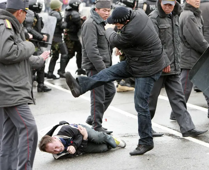 שוטר בועט במפגין בבישקק בירת קירגיזסטן