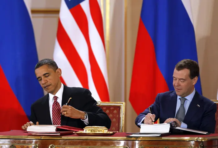 חתמו על צמצום ראשי הנפץ הגרעיניים שברשותם. נשיאי ארה"ב ורוסיה, אובמה ומדבדב