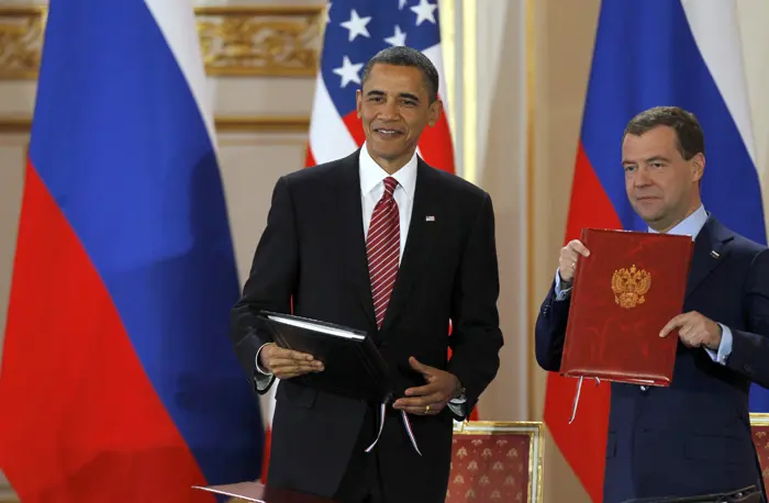 חדור רצון להיכנס לספרי ההיסטוריה. נשיא ארה"ב בפראג בטקס חתימת הסכם עם רוסיה לצמצום כלי הנשק  הגרעיניים