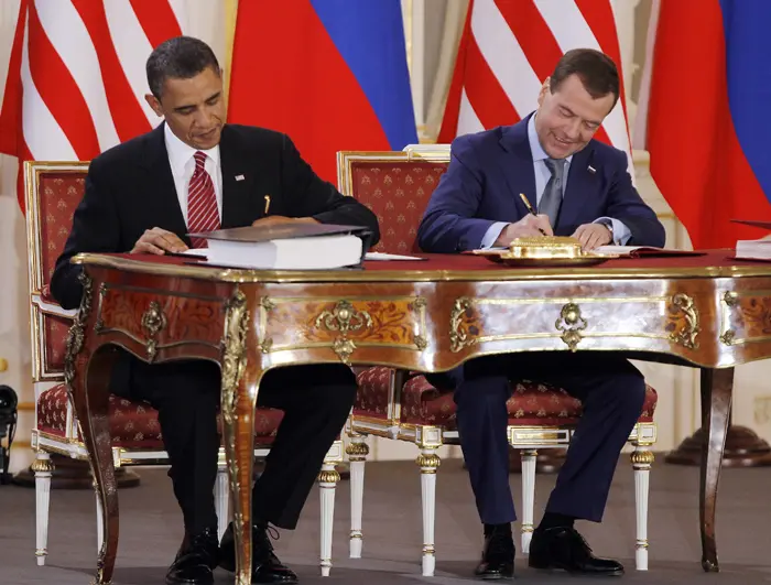אחמדינג'ד: ההסכם בין רוסיה וארה"ב הוא "נשף מסכות".
