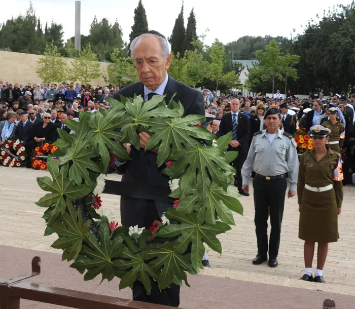 "הנאצים ועוזריהם בני המקום, ריכזו את תושבי העיירה בבית כנסת שהיה עשוי מעץ ורצחו אותם באכזריות". פרס