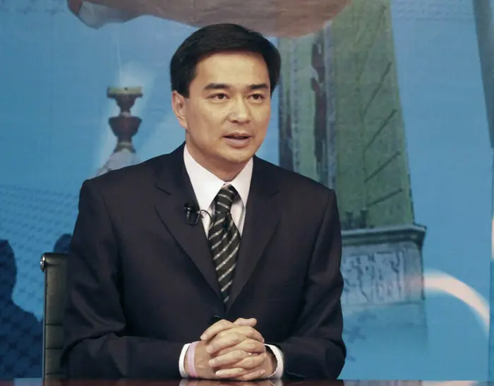 משך את הצעתו לקיים בחירות ב-14 בנובמבר. ראש ממשלת תאילנד אבהיסיט
