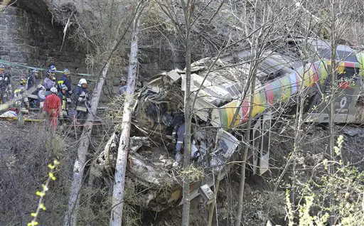 לפחות 11 בני אדם נהרגו כשרכבת בצפון איטליה סטלתה מהמסילה והחליקה במדרון