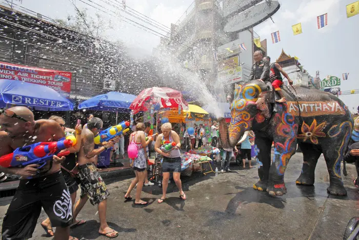 חגיגות המים בראש השנה התאילנדי בקאו-סאן