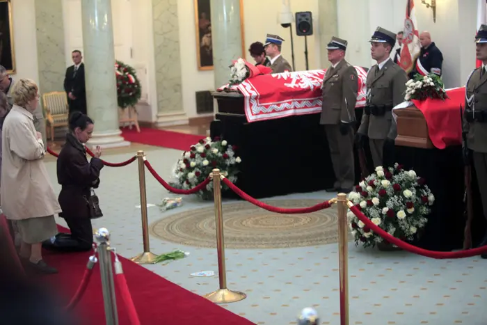 אבלים מול ארונו של נשיא פולין המנוח לך ק'צינסקי בארמון הנשיאותי
