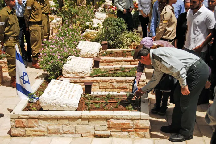 פתח את אירועי יום הזיכרון. אשכנזי בהר הרצל