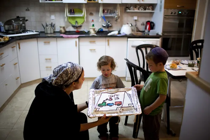 אורית פרל מראה לבנה יוחאי את עוגת יום הולדתו, ביישוב סוסיה שבדרום הר חברון