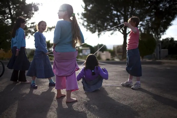 ילדות משחקות גומי במרכז היישוב כרמל שבדרום הר חברון
