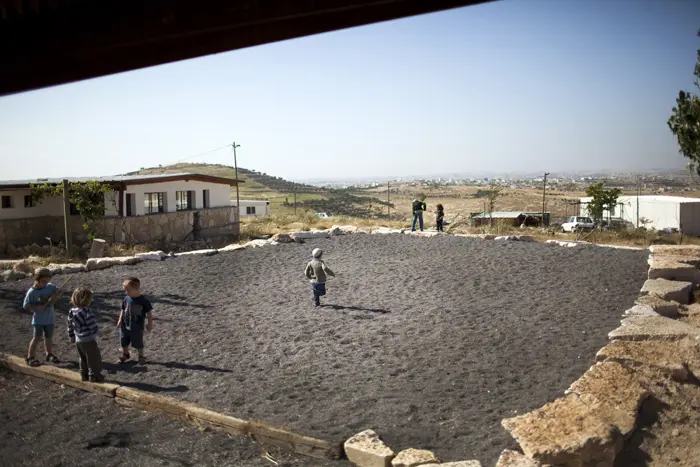 ילדים משחקים בחוץ במצפה אביגיל שבדרום הר חברון