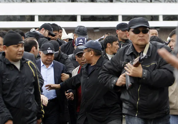 שומרי ראשו של בקייב מובילים אותו אחרי מהומות בעצרת תמיכה לכבודו