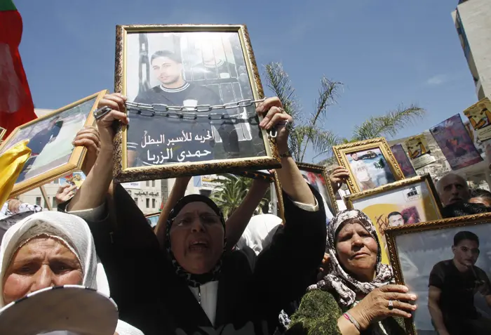 "ההחלטה מחזקת את הטענה שכל הצעדים שבוצעו נגד אסירינו האמיצים היו פשעים". הפגנה לשחרור אסירים פלסטינים
