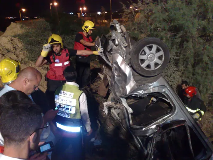 הרכב התהפך לתעלה בצד הכביש