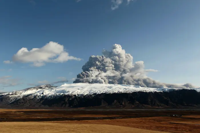 הר הגעש באיסלנד בזמן ההתפרצות