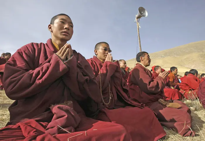 הנזירים התפללו לעילוי נשמת של קורבנות האסון