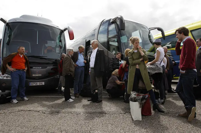 נוסעי חברת לופטהנזה מחכים לאוטובוסים שייקחו אותם ממדריד למינכן