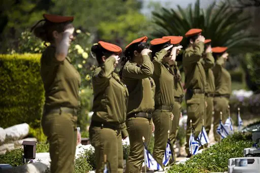 חיילות בטקס זיכרון לחללי צה"ל