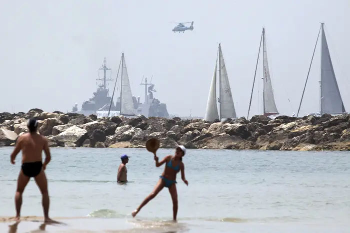 משחק של התמסרות וקבלה. משחקים מטקות בחוף הים בתל אביב ביום העצמאות