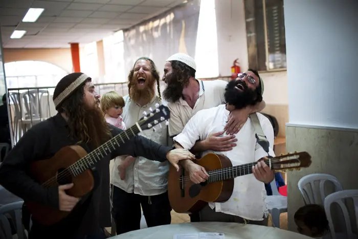 מימין לשמאל: אלישיב, סלע, גלעד ובתו ובנימין שרים לכבוד ברית המילה של אלישע, בנו של אלישיב, בחברון