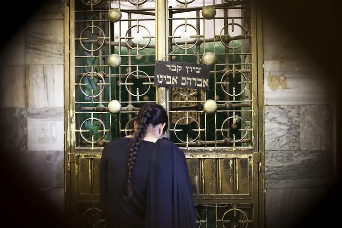 מתפללת ליד ציון קבר אברהם אבינו במערת המכפלה, יום הזיכרון, חברון