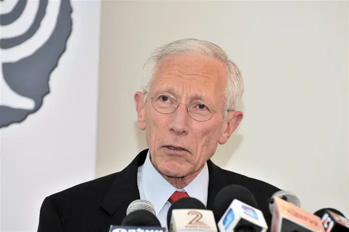 מתמקד במגרש שלו. פישר