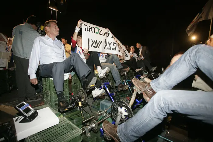 ראש עיריית תל אביב רון חולדאי מדווש למען הכדור