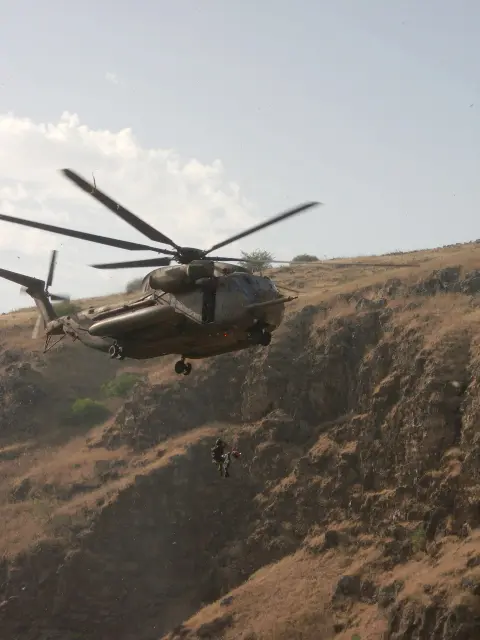 "בשל ההלם בו היו שרויים הלוחמים, המסוק טס לאחר שאגברייה נפל"