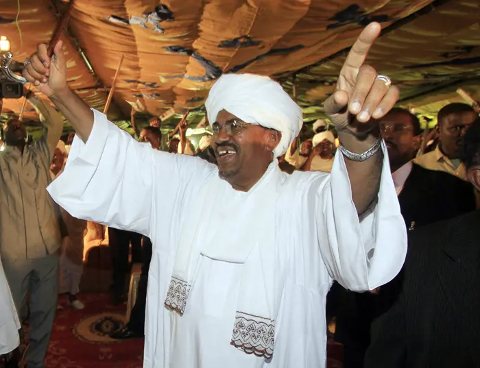 נשיא סודן עומר אל-באשיר חוגג את ניצחונו בבחירות