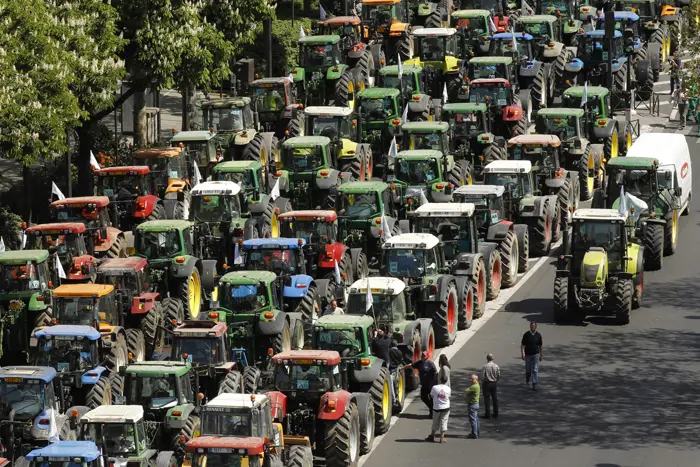 חקלאים צרפתים מפגינים בפריז במחאה על ירידה בהכנסות