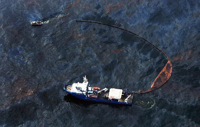 אוניית משמר החופים מנקה כתם נפט במפרץ מקסיקו