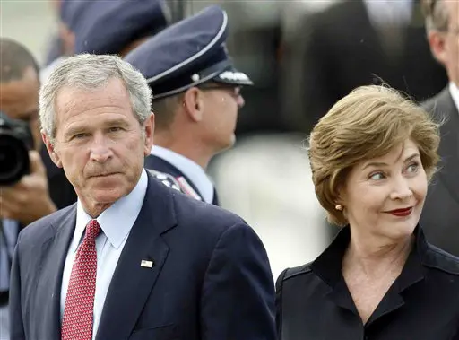 השירות החשאי חקר את המחלה המסתורית שתקפה את חברי המשלחת האמריקאית. בני הזוג בוש מגיעים לוועידת ה-G8 בגרמניה