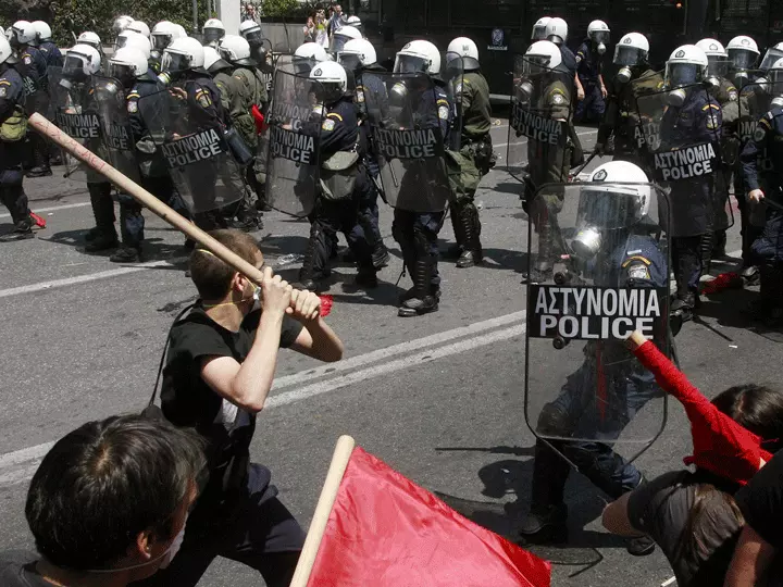 משטרת אתונה עשתה שימוש בגז מדמיע על מנת למנוע את הגעתם של כ-20 מפגינים לפרלמנט