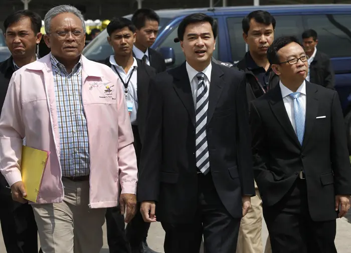 ראש ממשלת תאילנד ערך ישיבת חירום של הקבינט. אבהיסיט בדרכו לישיבה