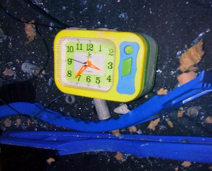 במכונית התגלו שני שעונים מעוררים פשוטים