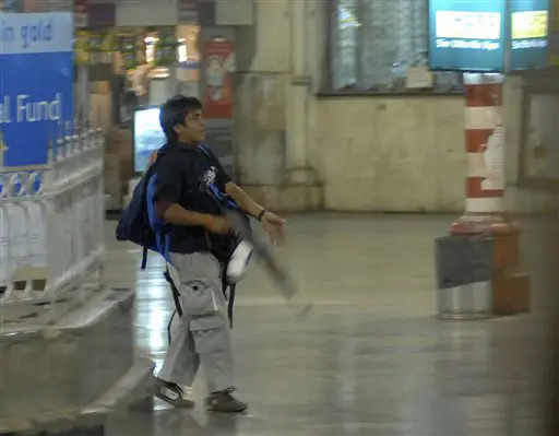 קסאב נתפס  כשהוא צועד בתחנת הרכבת עם תת מקלע