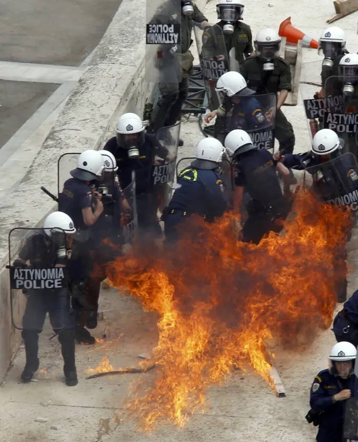הפגנות אלימות באתונה נגד תכנית הצנע של ממשלת יוון