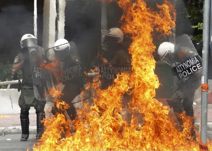 העולם עוקב בדאגה ומגיב בירידות שערים חדות. המהומות באתונה, אתמול