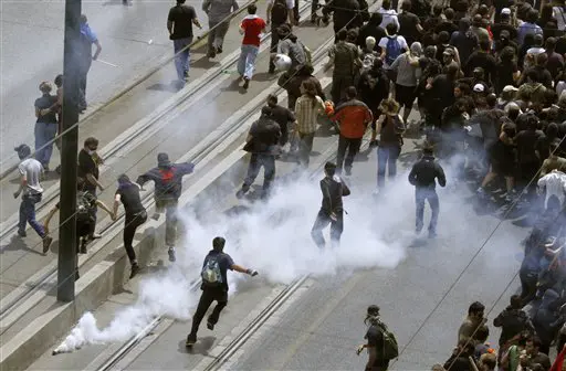 המהומות הקשות ביוון בזמן אישור תוכנית הצנע
