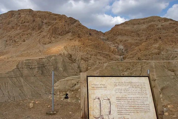 בקומראן ובמערות שבסביבתה, נחשפה תגלית ארכיאולוגית מרעישה, שהציתה את דמיונם של נוצרים ויהודים גם יחד: "המגילות הגנוזות"