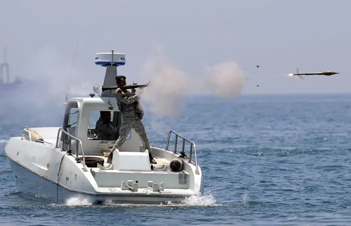 חייל אירני יורה RPG במהלך תרגיל ימי