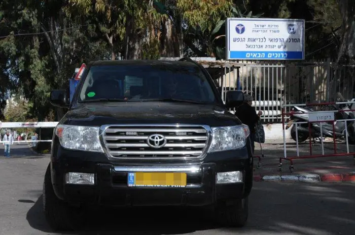 רכבו של גומא אגייאר בכניסה לאברבנאל