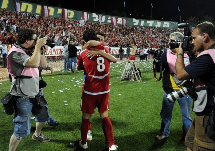 דניאל דה רידר שחקן הפועל תל אביב מתחבק עם מהראן לאלה אחרי ניצחון בקרית אליעזר