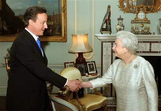 קמרון מקבל את ברכת המלכה אליזבת'